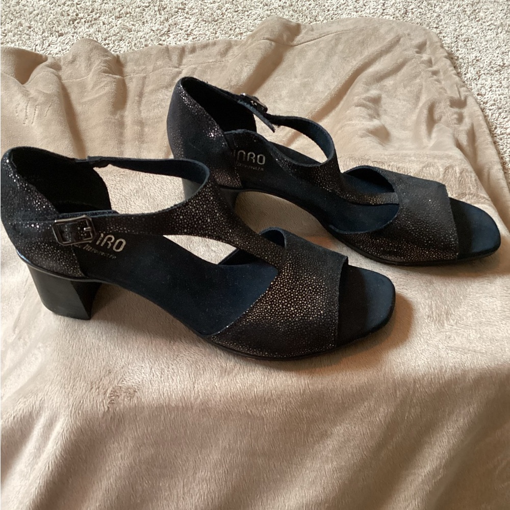 MUNRO Black Comfort  Metallic Leather Sandal — Worn Once Inside - Picture 4 of 8